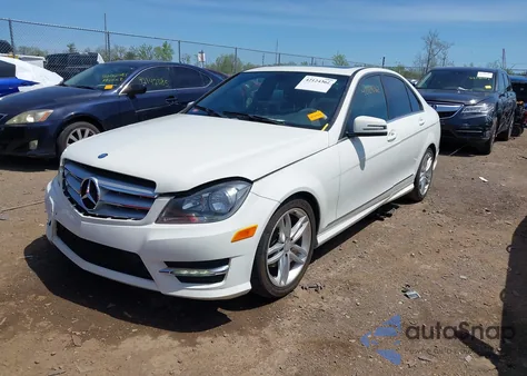 2012 Mercedes-Benz C 250 Luxury/Sport z USA, uszkodzony, nr VIN WDDGF4HB5CR210402